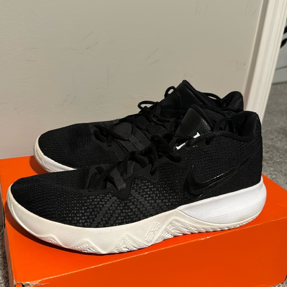 Black kyrie basketball shoes. Great condition